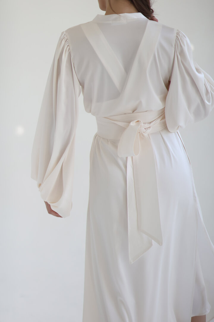 Blissful robe with puffy sleeves 