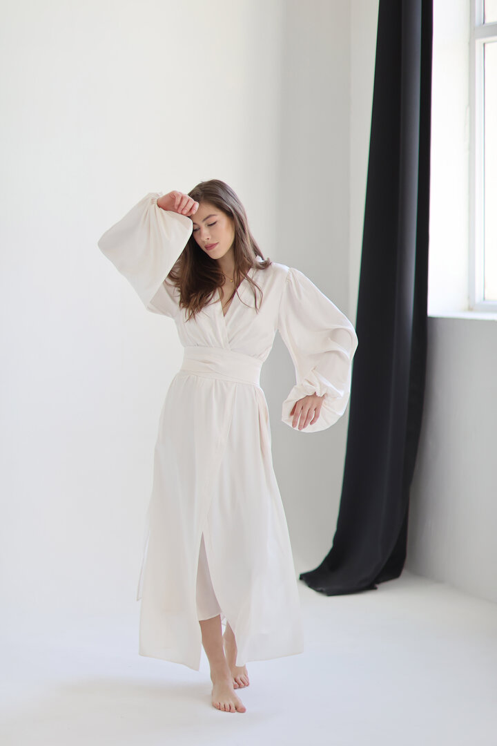 Blissful robe with puffy sleeves 